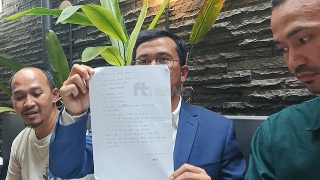 Kuasa hukum Ashanty, Indra Tarigan, memperlihatkan surat pernyataan Ayu Chairun Nurisa, Sabtu (4/10/2025). [FTNews.co.id/Selvianus Kopong Basar]